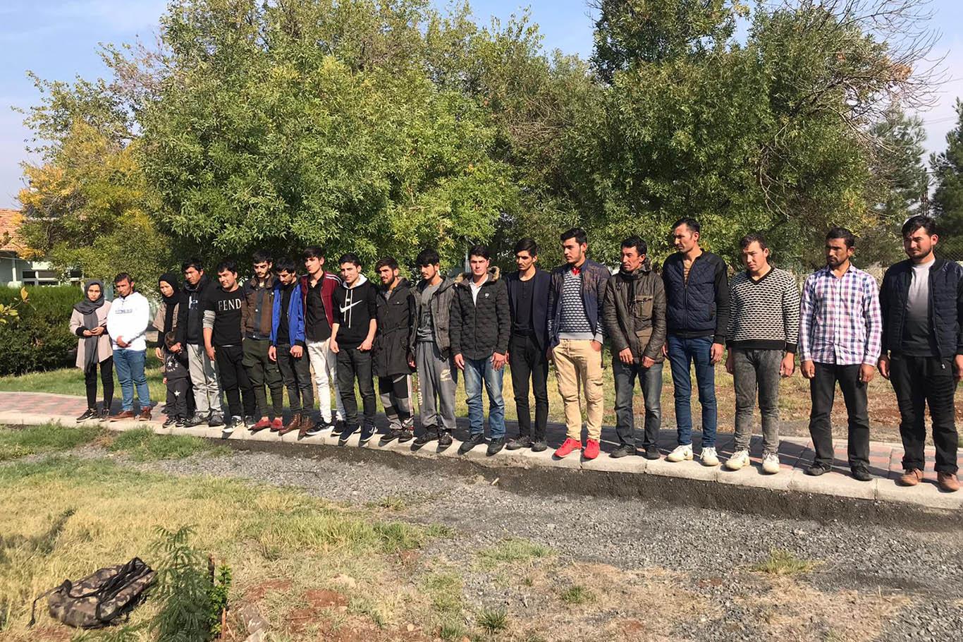 Yol kontrolünde mültecileri bırakarak kaçtı Yol kontrolünde mültecileri bırakarak kaçtı